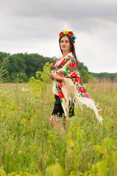 Прекрасна Українка Народній Сукні Віночком Шарфом Полі — стокове фото