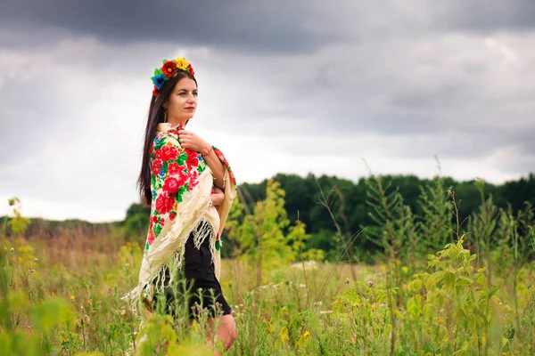Beautiful Ukrainian Woman Folk Dress Wreath Scarf Field — 스톡 사진