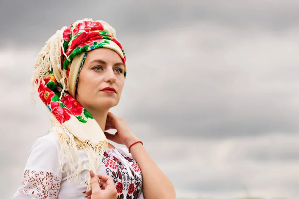 Beautiful Ukrainian Woman Folk Dress Scarf Field — Stock fotografie
