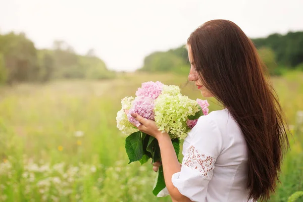 Beautiful Young Woman Bouquet Hydrangea Field — Stockfoto