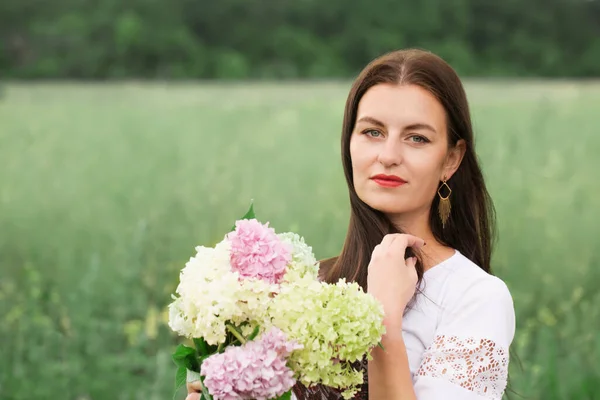 Beautiful Young Woman Bouquet Hydrangea Field — ストック写真