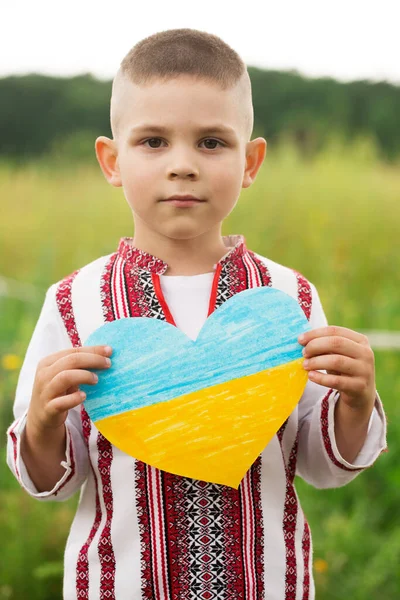 Little Boy Ukrainian Embroidered Shirt Blue Yellow Heart His Hands — Fotografia de Stock