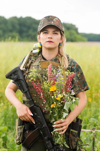 Ukrainian Soldier Bouquet Wild Flowers Symbol Ukraine Victory — Zdjęcie stockowe
