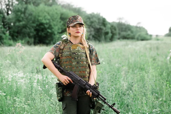 Ukrán Katonanő Gépfegyverrel Kezében Egy Mező Közepén — Stock Fotó