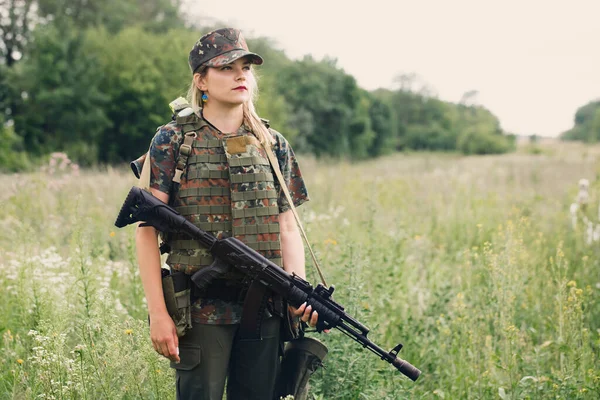Ukrán Katonanő Gépfegyverrel Kezében Egy Mező Közepén — Stock Fotó