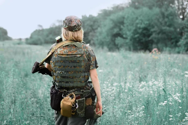 Ukrainian Female Military Servicewoman Machine Gun Her Hands Middle Field — Foto Stock
