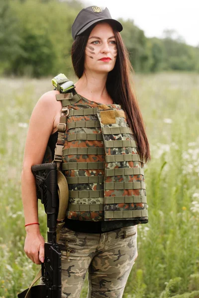Ukrainian Female Military Servicewoman Machine Gun Her Hands Middle Field — Φωτογραφία Αρχείου
