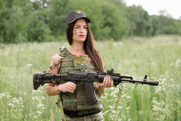 Ukrainian Female Military Servicewoman Machine Gun Her Hands Middle Field — Foto de Stock
