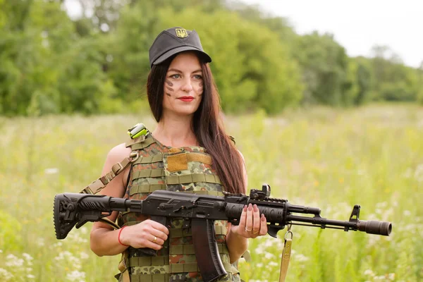 Ukrainian Female Military Servicewoman Machine Gun Her Hands Middle Field — Stock Photo, Image