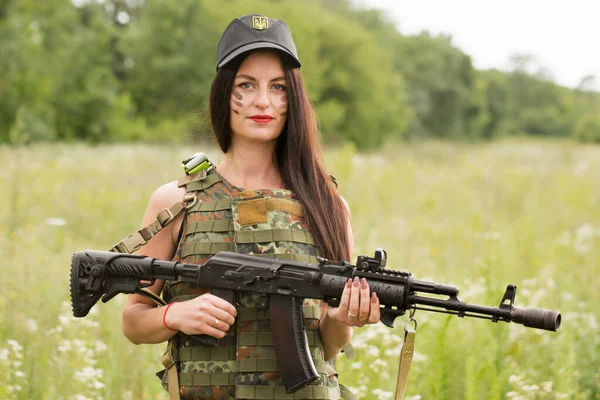 Ukrainian Female Military Servicewoman Machine Gun Her Hands Middle Field — Zdjęcie stockowe