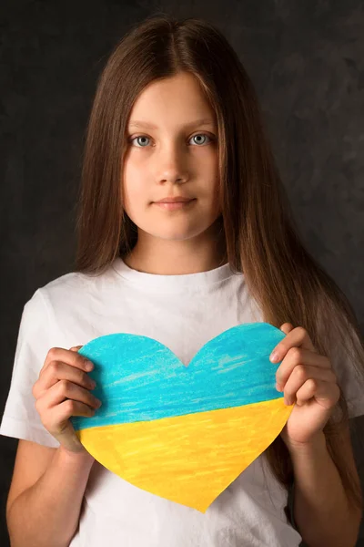 Portrait Girl Blue Yellow Heart Her Hands Symbol Love Ukraine — Stok fotoğraf