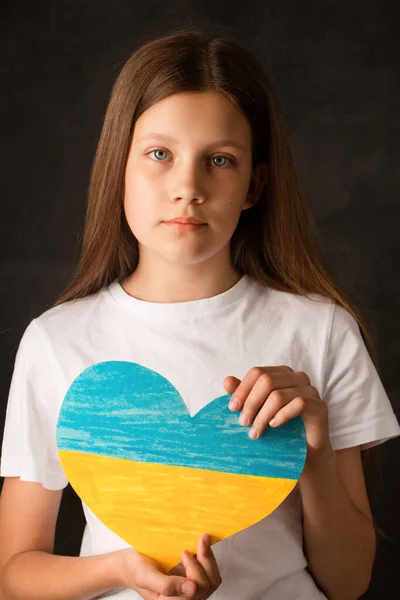 Portrait Girl Blue Yellow Heart Her Hands Symbol Love Ukraine — Photo