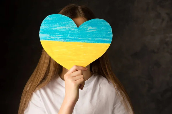 Portrait Girl Blue Yellow Heart Her Hands Symbol Love Ukraine — Stock Photo, Image