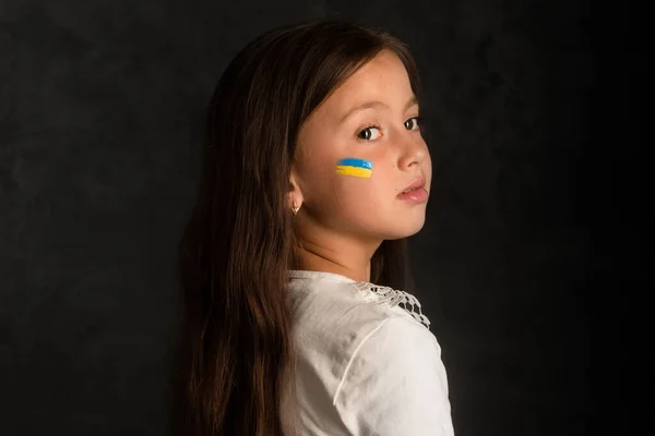 Little Girl Blue Yellow Ukrainian Flag Painted Her Face — Stok fotoğraf
