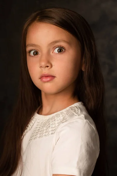 Karanlık Arka Planda Güzel Şaşırmış Küçük Bir Kız — Stok fotoğraf