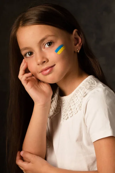 Little Girl Blue Yellow Ukrainian Flag Painted Her Face — 图库照片