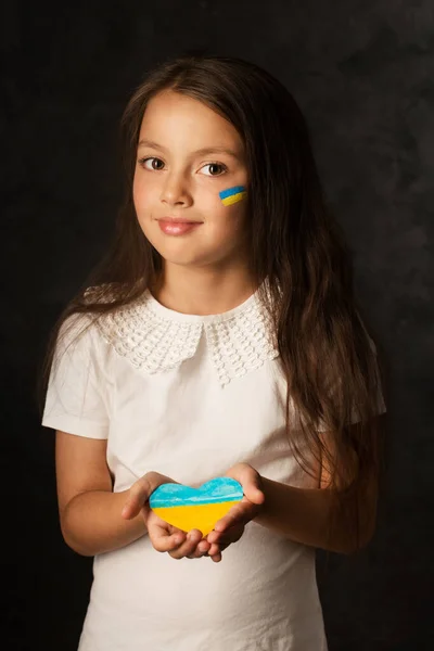 Portrait Girl Blue Yellow Heart Her Hands Symbol Love Ukraine — Fotografia de Stock