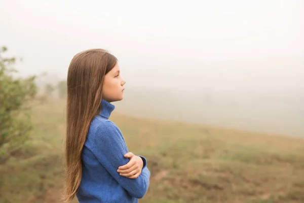 Beautiful Young Girl Alone Nature Foggy Morning — Stok fotoğraf