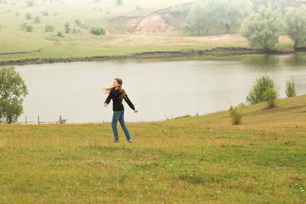 Teenage Girl Having Fun Clearing Lake — Stock Photo, Image