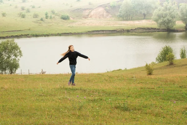 Teenage Girl Having Fun Clearing Lake — Stok fotoğraf