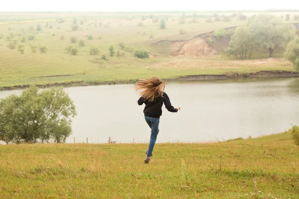 Teenage Girl Having Fun Clearing Lake — Stok fotoğraf