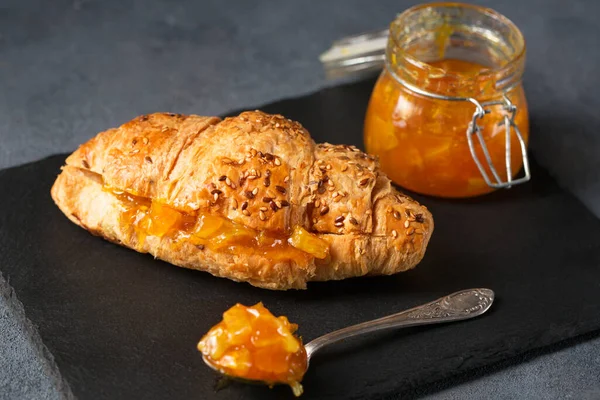 Croissant Orange Jam Agray Gray Background — Foto de Stock