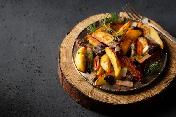 Peasant Style Potatoes Wild Mushrooms Morels Seasoned Chili Garlic Greens — Fotografia de Stock