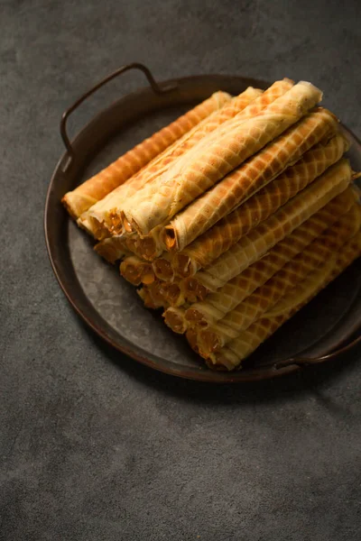 Ruddy Crispy Tubes Condensed Milk Metal Tray — Stockfoto