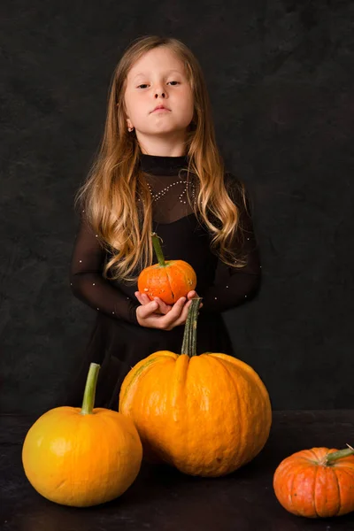 Uma Menina Com Uma Expressão Severa Rosto Com Abóboras Conceito — Fotografia de Stock