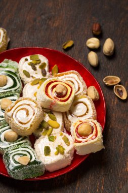 Türklerin fındıklı tatlıları. Kırmızı tabakta tatlılar