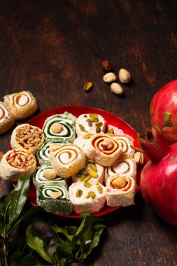 Türklerin fındıklı tatlıları. Kırmızı tabakta tatlılar