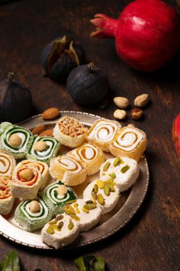 Türklerin fındıklı tatlıları. Metal bir tabakta tatlılar