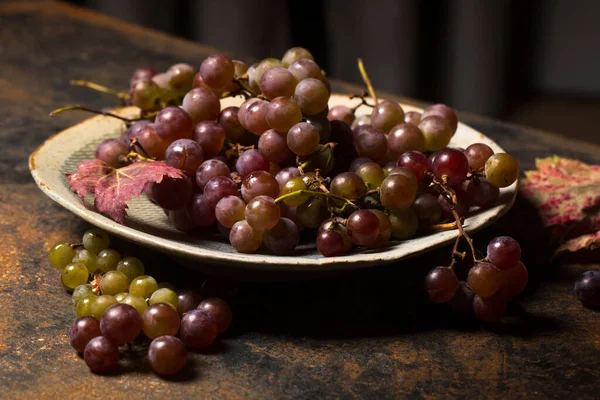 Ripe Juicy Organic Grapes Plate Metal Background — Stock Photo, Image