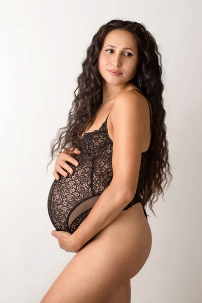 Όμορφη Έγκυος Γυναίκα Μαύρη Δαντέλα Χτενισμένο Φόρεμα Λευκό Κρεβάτι — Φωτογραφία Αρχείου