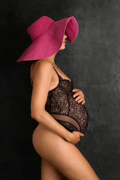 Красивая Беременная Женщина Черном Кружеве Расчесанное Платье Темном Фоне — стоковое фото