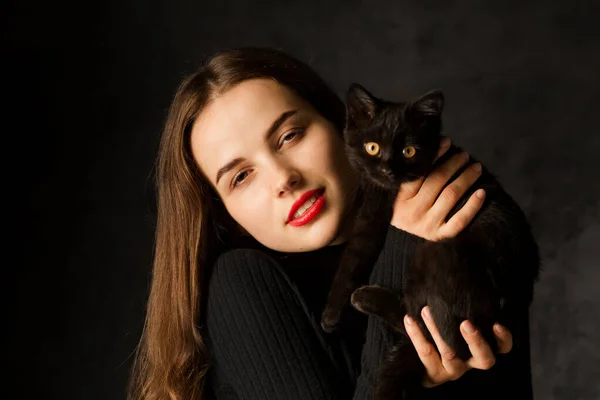 Young Beautiful Witch Black Cat Black Background — Stock Photo, Image