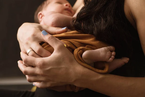 Noworodek Leży Ramionach Matki Bliska — Zdjęcie stockowe