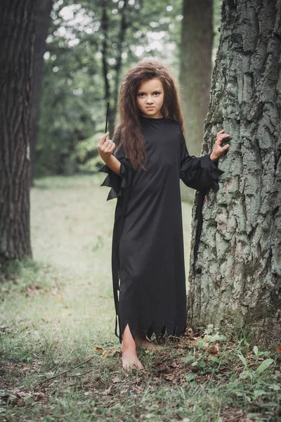 Holčička Kostýmu Čarodějnice Lese Stromu Halloween Koncept — Stock fotografie