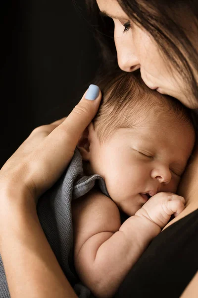 Portret Van Een Liefhebbende Moeder Met Een Slapende Baby Haar — Stockfoto