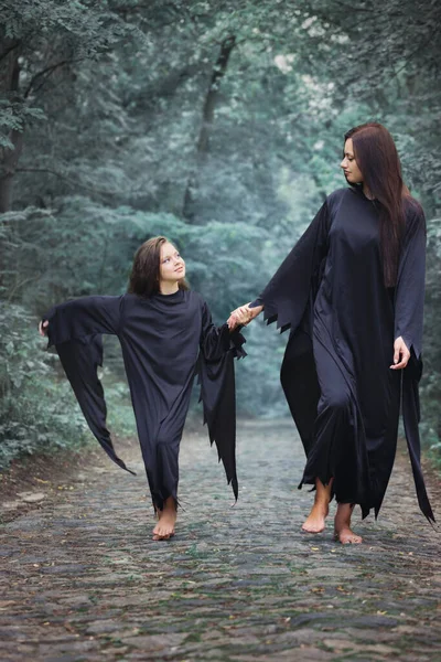 Egy Felnőtt Boszorkány Lánya Sétálnak Erdőben Halloween Koncepció — Stock Fotó
