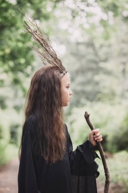 Dallı bir taç içinde küçük, güzel bir orman perisi, Cadılar Bayramı konsepti.