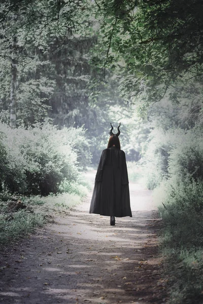 Uma Bruxa Com Longos Chifres Manto Escuro Caminha Por Uma — Fotografia de Stock