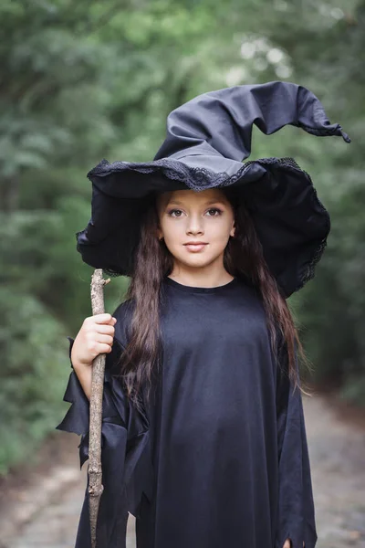 Uma Menina Traje Bruxa Uma Floresta Perto Uma Árvore Conceito — Fotografia de Stock