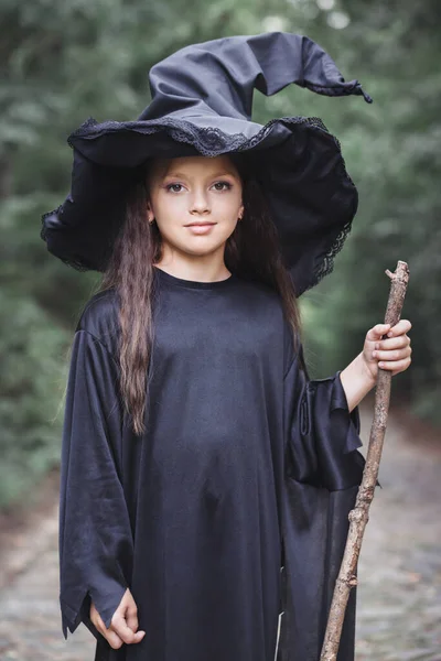 Uma Menina Traje Bruxa Uma Floresta Perto Uma Árvore Conceito — Fotografia de Stock