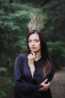 Dallardan yapılmış bir taç içindeki genç ve güzel bir peri. Cadılar Bayramı konsepti