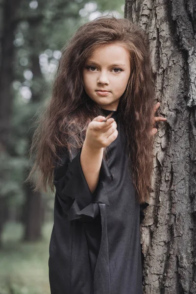 Una Brujita Con Una Varita Mágica Bosque Concepto Halloween — Foto de Stock