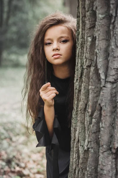 森の中に魔法の杖を持つ小さな魔女 ハロウィンのコンセプト — ストック写真