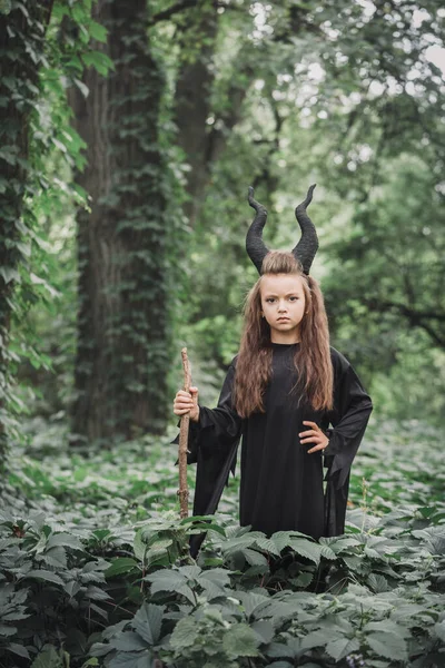 Liten Magisk Häxa Med Stora Horn Maleficent Skogen Halloween Konceptet — Stockfoto