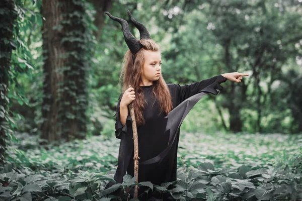 Pequeña Bruja Mágica Con Cuernos Grandes Maléfica Bosque Concepto Halloween — Foto de Stock