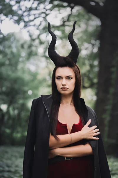 Vacker Häxa Svart Mantel Med Horn Maleficent Skogen Halloween Konceptet — Stockfoto